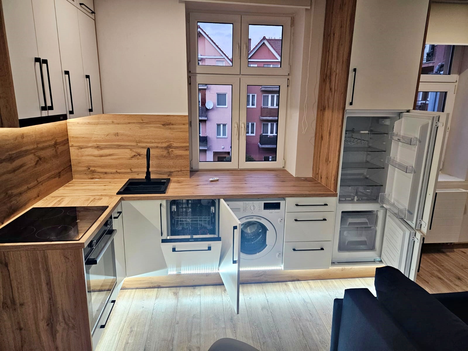 TV-Wand mit Sideboard