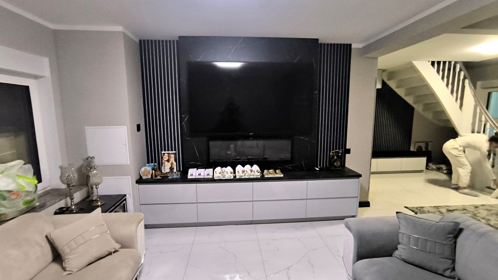 TV-Wand mit Marmoroptik und Kamin